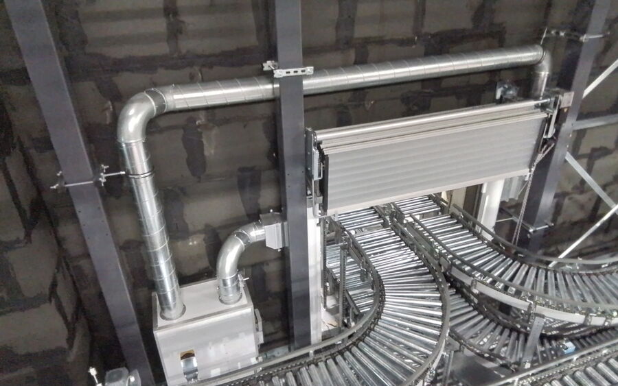 In eine automatisierte Förderstrecke integrierte Luftschottanlage in einem sensiblen Produktionsbereich