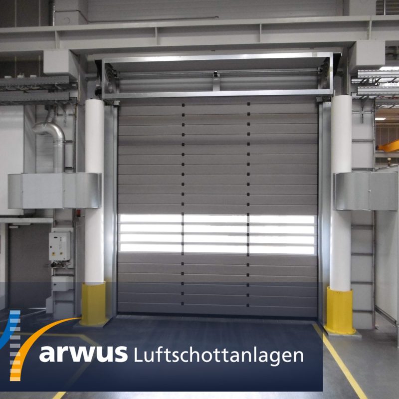 Luftschottanlage in einer Produktionshalle für energieeffiziente Hallenabschlüsse